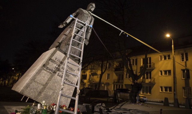 Polonia: Statuia din Gdansk a fostului preot catolic Henryk Jankowski, acuzat de pedofilie, a fost vandalizată