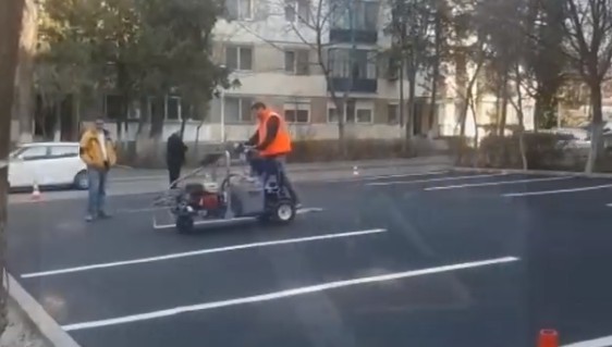 Locuri de parcare în locul garajelor, pe aleea Lăcrămioarei