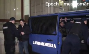 VIOLENȚE în fața Ministerului Justiției: Mai mulți protestatari Rezist au vandalizat sediul instituției și au fost ridicați