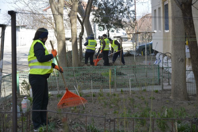 Primarul Mangaliei a scos angajații municipalității la curățenia de primăvară