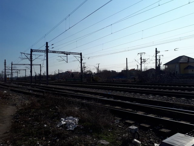 ALERTĂ! O PERSOANĂ A MURIT DUPĂ CE S-AR FI ARUNCAT ÎN FAȚA TRENULUI