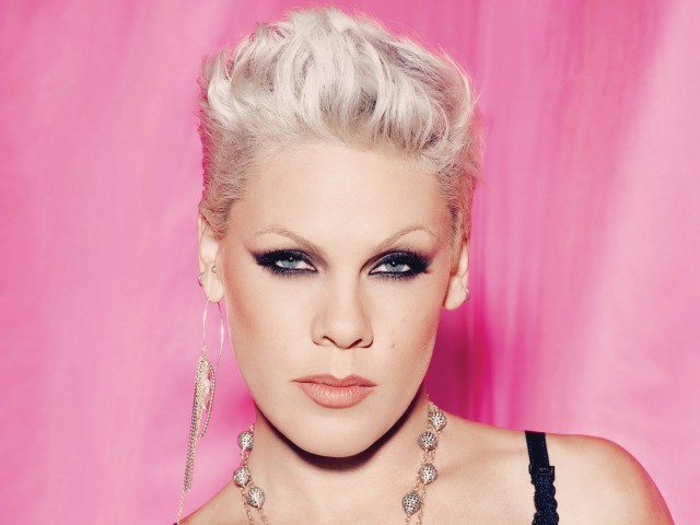 Cântăreața Pink lansează al optulea album, după ce a primit o stea pe Hollywood Walk of Fame
