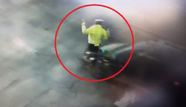 VIDEO. Accident grav: un poliţist care dirija traficul, luat pe capotă de un şofer!