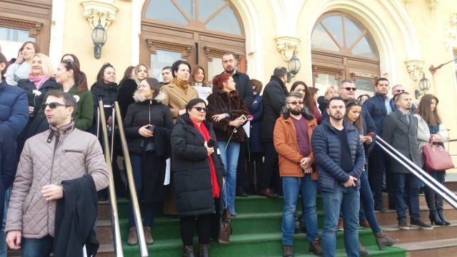 Mai mulți magistrați din Constanța au protestat în fața Judecătoriei