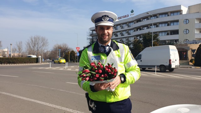Mascații și polițiștii rutieri din Constanța au oferit flori doamnelor și domnișoarelor