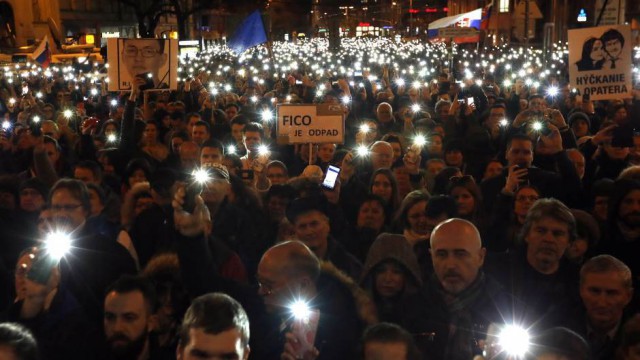Mii de persoane au mărşăluit în Slovacia împotriva corupţiei, la un an de la uciderea jurnalistului Jan Kuciak