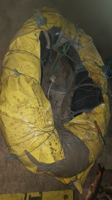 Au abandonat barca pneumatică într-un canal când au văzut polițiștii