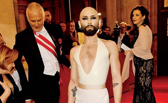 Conchita Wurst s-a ras în cap, dar barba e tot acolo