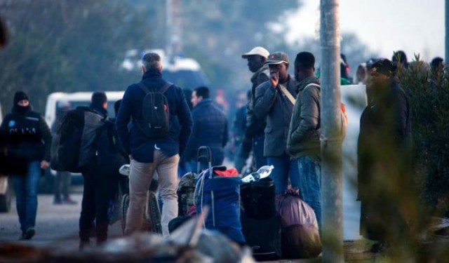 Italia: Circa 900 de migranţi muncitori sezonieri au fost evacuaţi din locuinţele lor improvizate, în Calabria