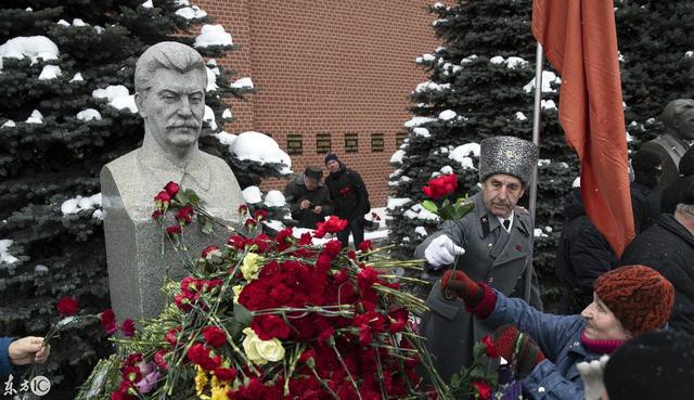Rusia - Reţinuţi de poliţie pentru că au aruncat garoafe la mormântul lui Stalin şi au strigat: „Să arzi în iad, călăule!“