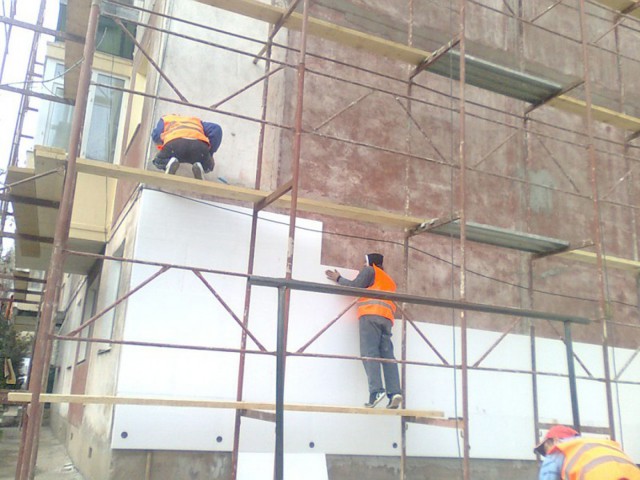 Primăria nu-i dă voie unui constănţean să izoleze faţada apartamentului