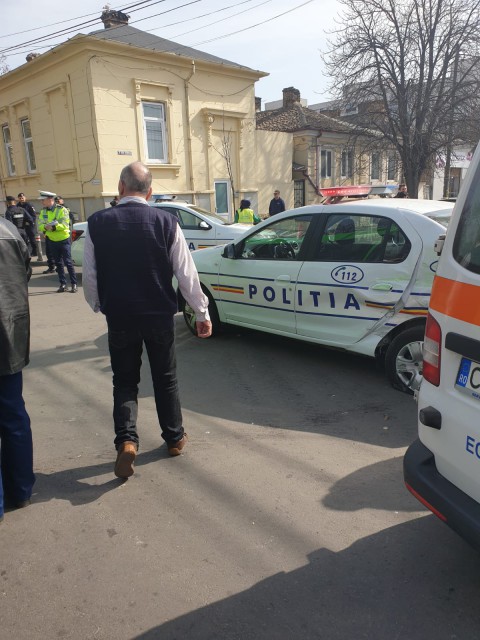 Mașină de poliție, acroșată de un autobuz RATC. Polițistul a fost rănit!