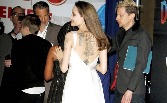 Ce înseamnă tatuajele de pe spatele Angelinei Jolie