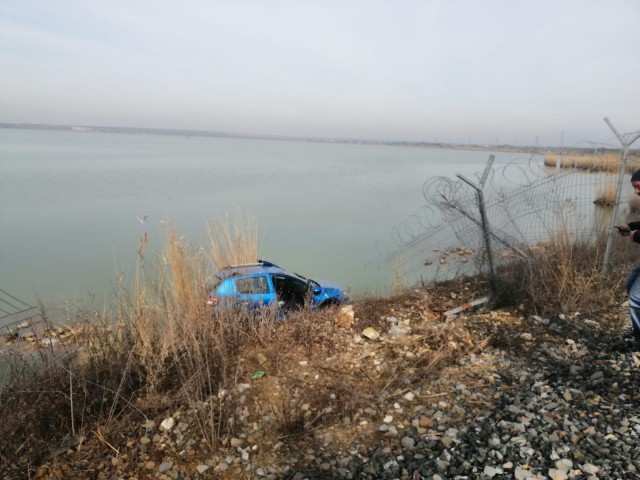 Într-o curbă: un vârstnic a CĂZUT cu MAȘINA în APĂ