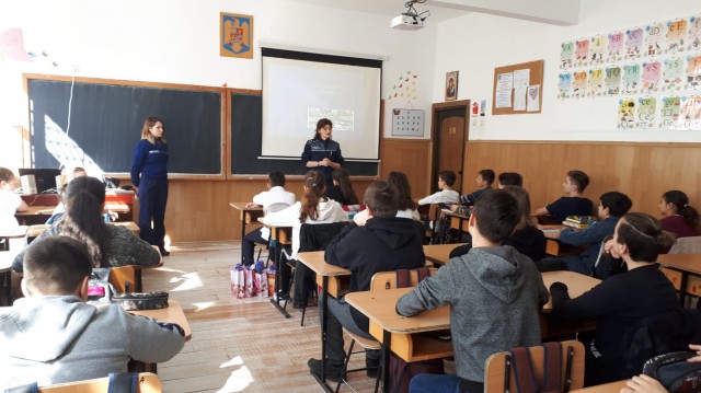 Polițiștii, discuție interactivă cu elevii unui liceu din Constanța