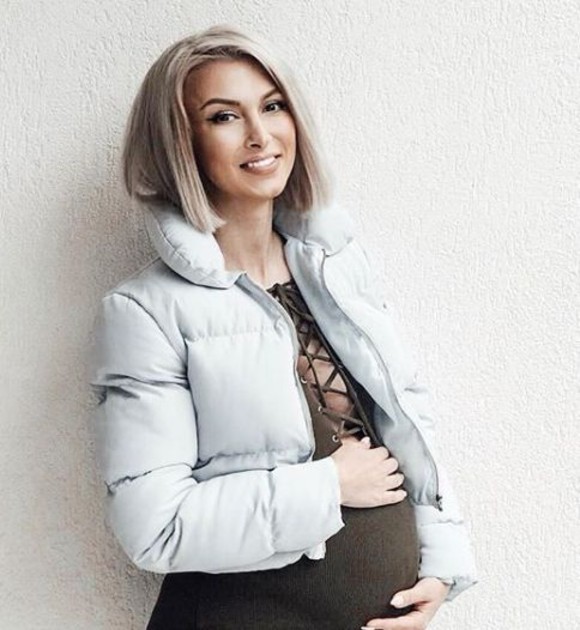Andreea Bălan a făcut stop cardio-respirator! Solista, în pericol la nașterea fetiței sale