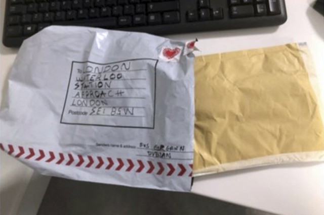 Pachetele poştale suspecte trimise la aeroporturi londoneze aveau timbre irlandeze