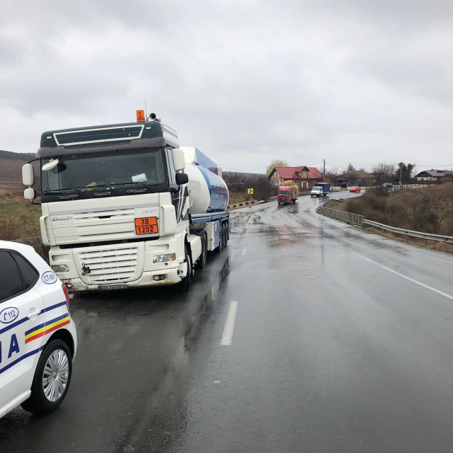 Constanța: a intrat cu autocisterna pe contrasens și s-a oprit în șanț!