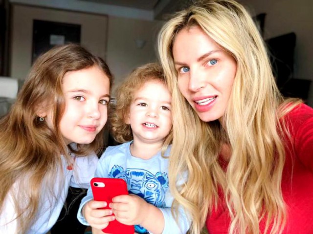 De-o lună în America, Andreea Bănică plânge de dorul copiilor. „Sunt îngrijorată, niciodată n-am stat atât de mult departe de ei”