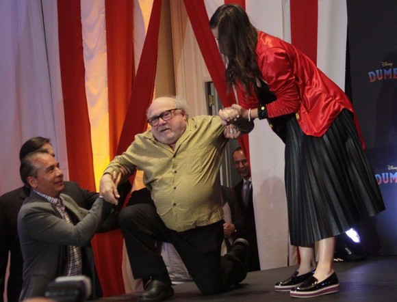 Danny DeVito, căzătură zdravănă în timpul unei conferințe de presă