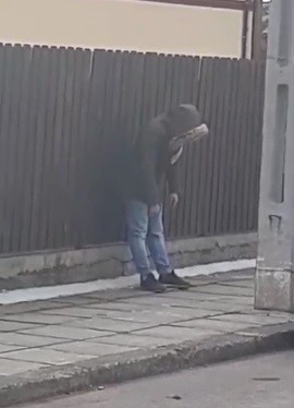 ALARMANT! Drogați ZOMBIE, surprinși în Constanța, la Gară și pe strada Baba Novac! VIDEO