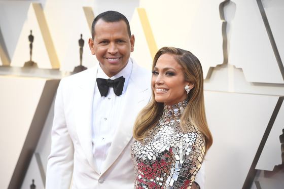 Jennifer Lopez şi Alex Rodriguez s-au logodit după o relaţie de doi ani. Cum arată diamantul primit de cântăreaţă