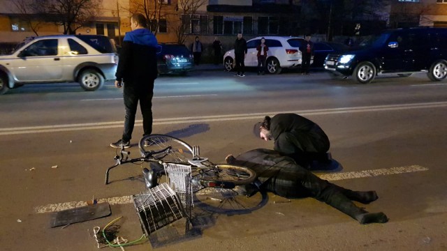 Biciclist beat lovit de maşină, în Constanța. VIDEO