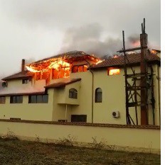 INCENDIU VIOLENT la o MĂNĂSTIRE din Constanța! Video