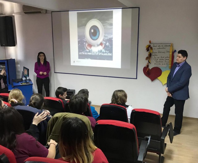 Lecție de prim ajutor oftalmologic susținută de medicii de la Mrini Eye Hospital elevilor Liceului Internațional de Informatică