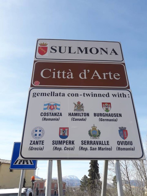 Orașul Ovidiu, menționat pe panoul informativ de la intrare în Sulmona