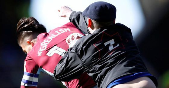 Jack Grealish, jucătorul lui Aston Villa, lovit cu pumnul de un suporter al lui Birmingham