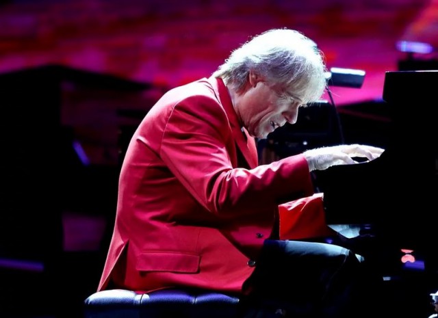 Pianistul Richard Clayderman pleacă în turneu acompaniat de pantonima lui Dan Puric