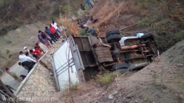 Mexic: Cel puţin 25 de migranţi din America Centrală au murit într-un accident rutier