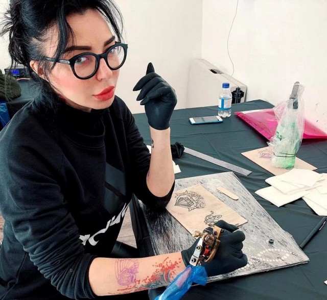 DJ Wanda a fost admisă la Academia de tatuaje din Marea Britanie