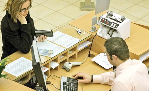 Angajaţii români din sectorul bancar, pe penultimul loc în regiune în privinţa salariilor, cu 718 euro pe lună