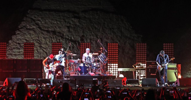 Red Hot Chili Peppers a susţinut un concert la Piramidele din Giza în faţa a peste 10.000 de fani