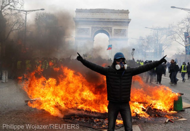 Franţa: Violenţe între 'vestele galbene' şi forţele de ordine la Paris, în al 18-lea weekend de mobilizare civică