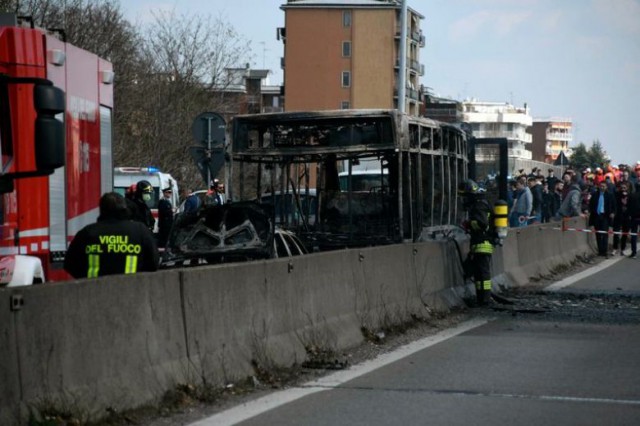 Italia: Şoferul unui autobuz, care transporta peste 50 de copii, a dat foc vehiculului