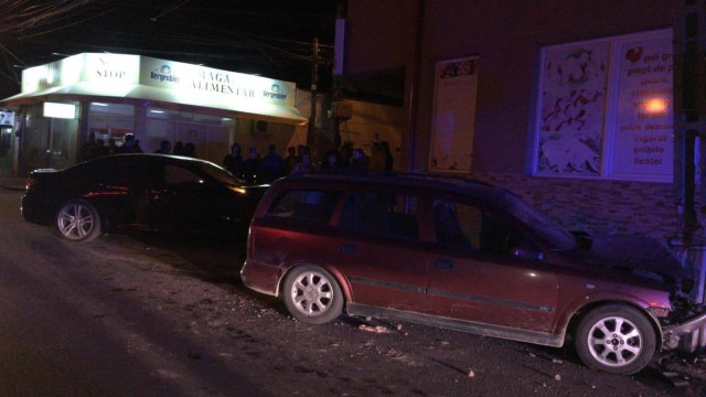 IMPACT VIOLENT pe strada Liliacului: o mașină a fost proiectată într-un stâlp, o altă - într-un imobil!