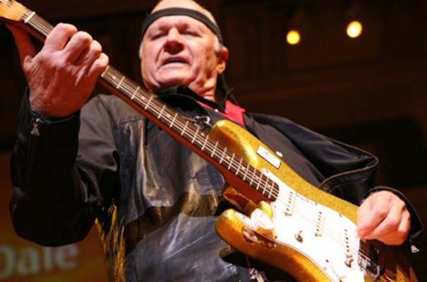 Chitaristul Dick Dale, pionier al genului surf rock, a încetat din viaţă