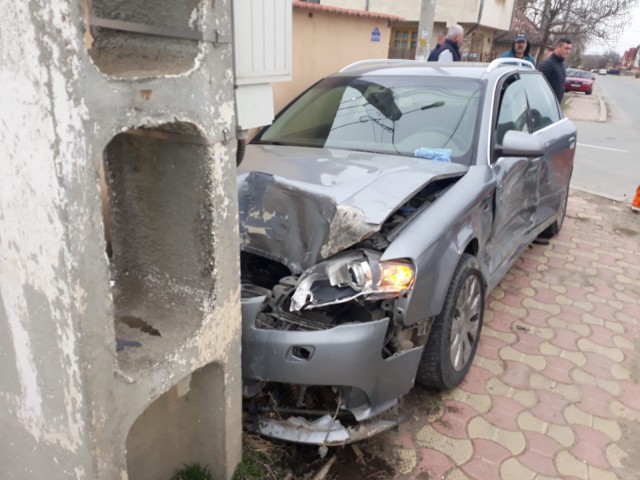 Maşină PROIECTATĂ în STÂLP, în urma unui accident rutier! VIDEO