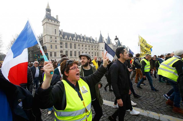 Nouă manifestaţie tensionată „vestelor galbene“ în Franţa: 31 de arestări şi o femeie grav rănită