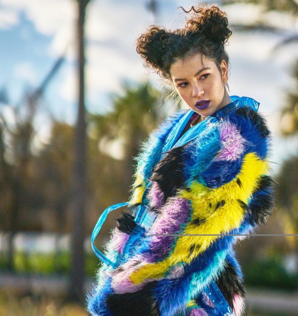 Cleopatra Stratan continuă să experimenteze. Iat-o adoptând un nou look îndrăzneţ