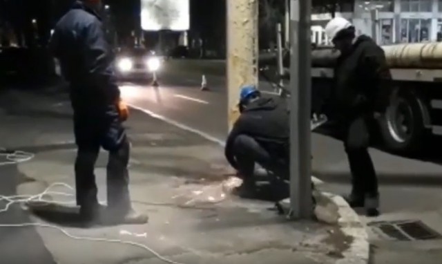Se taie stâlpii de beton de pe bulevardul Mamaia. VIDEO
