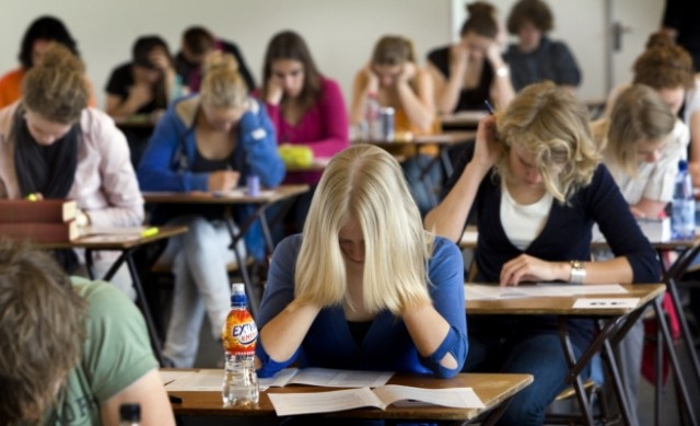 DECONTAREA NAVETEI elevilor, subiectul unei SCRISORI DESCHISE trimise Guvernului României