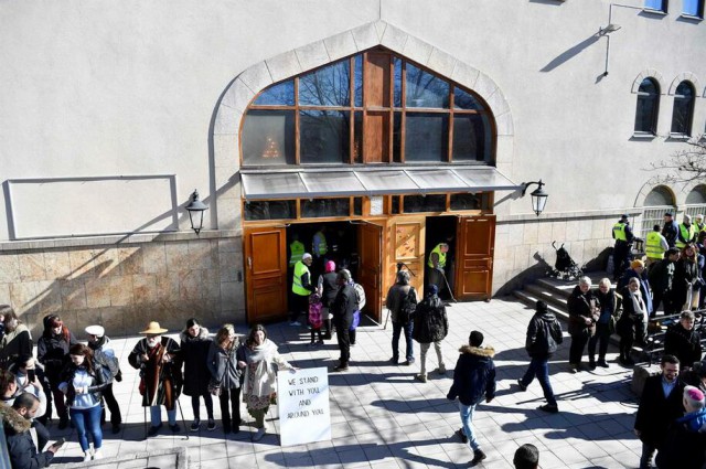 Suedia: Lanţ uman format în jurul moscheii din Stockholm, în onoarea victimelor de la Christchurch