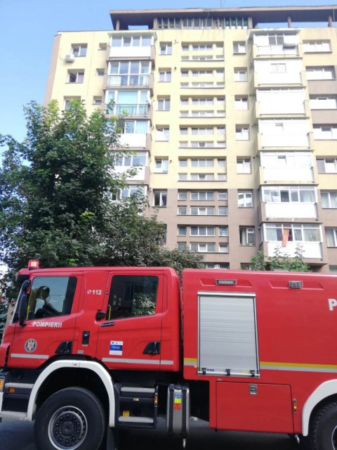 Copil de 3 ani, în stare gravă după ce a căzut de la etajul 5 al unui bloc