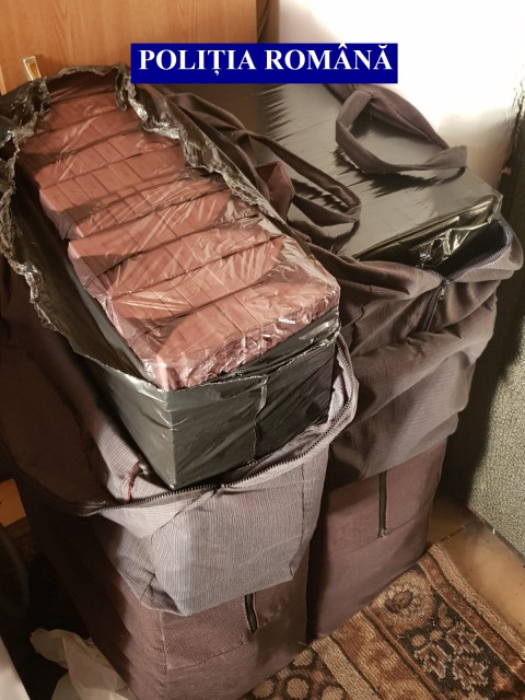 Ţigări de contrabandă, descoperite de poliţiştii constănţeni. Mai multe persoane au fost reţinute