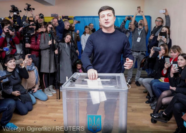 Alegeri în Ucraina: Actorul Volodimir Zelenski şi Petro Poroşenko se vor înfrunta în al doilea tur al scrutinului prezidenţial