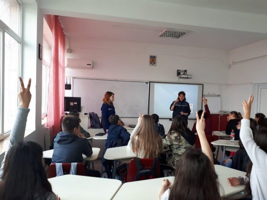 Activități informativ-preventive ale polițiștilor constănțeni la liceul Carmen Sylva